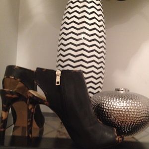 🦋Ann Taylor Peep Toe Booties!